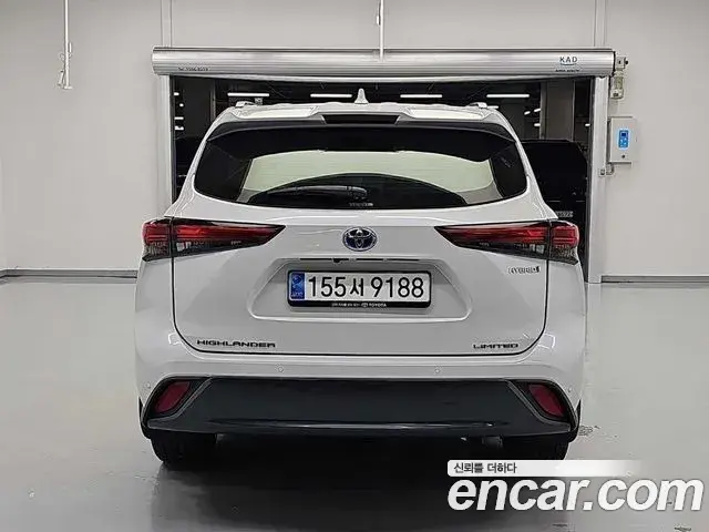 Toyota Highlander 2023 — ფოტო 17/19
