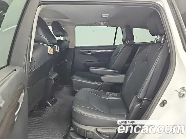 Toyota Highlander 2023 — ფოტო 6/19