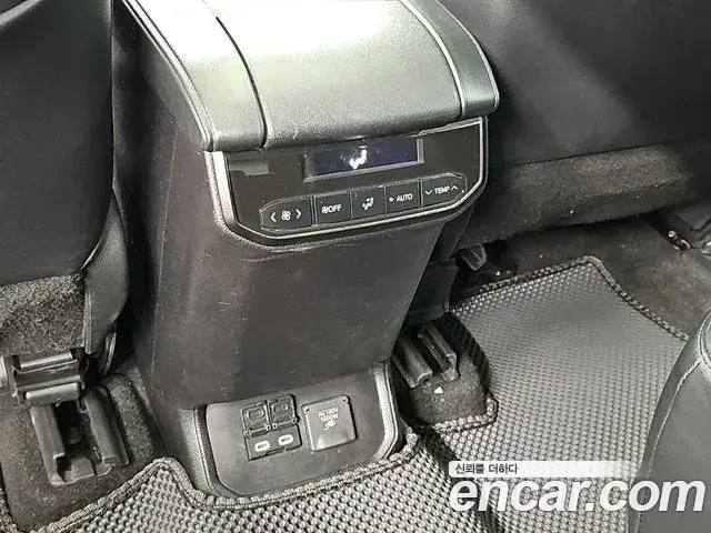 Toyota Highlander 2023 — ფოტო 11/19