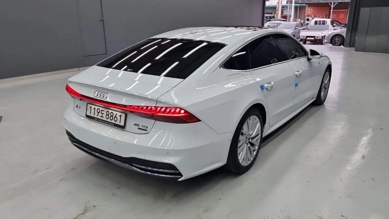 Audi A7 2021 — Фото 1/18