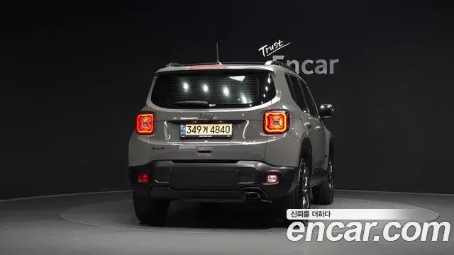 Jeep Renegade 2021 — Фото 4/20