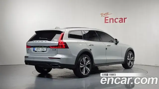 Volvo V60 Cross Country 2021 — Фото 2/20