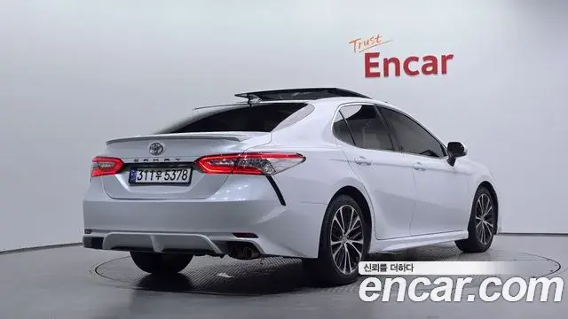 Toyota Camry 2020 — ფოტო 22/32