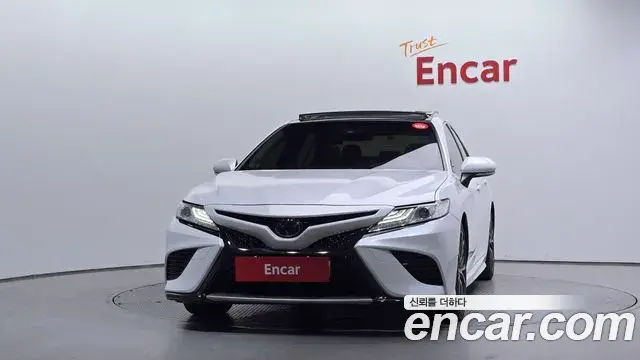 Toyota Camry 2020 — ფოტო 29/32