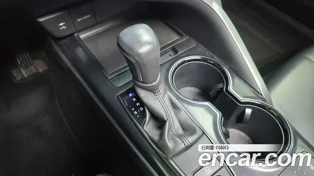 Toyota Camry 2020 — ფოტო 25/32