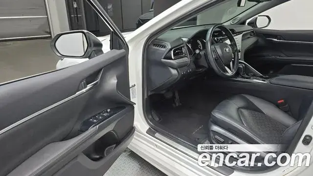 Toyota Camry 2020 — ფოტო 23/32