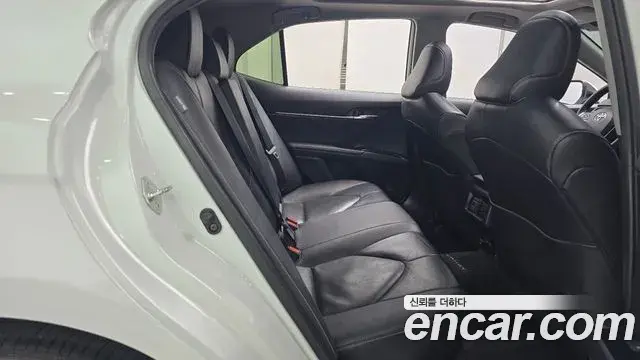 Toyota Camry 2020 — ფოტო 21/32