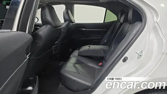 Toyota Camry 2020 — ფოტო 13/32