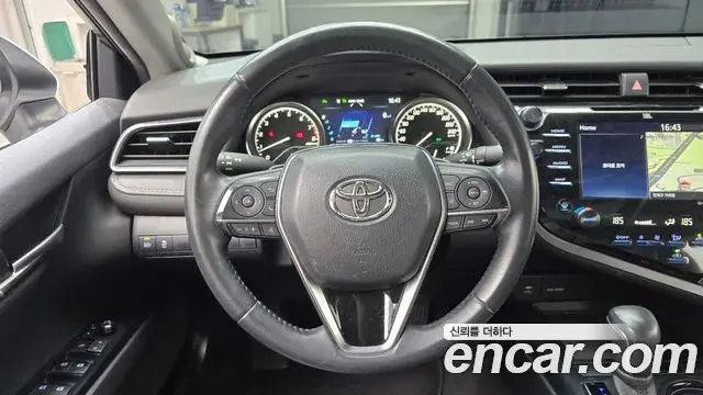 Toyota Camry 2020 — ფოტო 10/32
