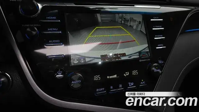 Toyota Camry 2020 — ფოტო 19/32