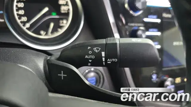 Toyota Camry 2020 — ფოტო 9/32
