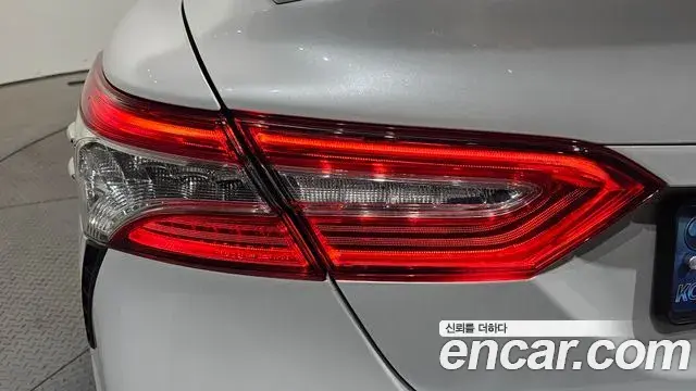Toyota Camry 2020 — ფოტო 18/32