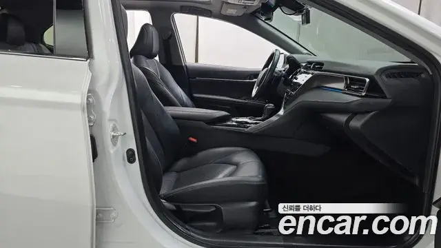 Toyota Camry 2020 — ფოტო 20/32