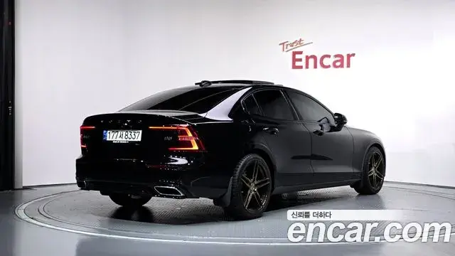 Volvo S60 2022 — ფოტო 19/20