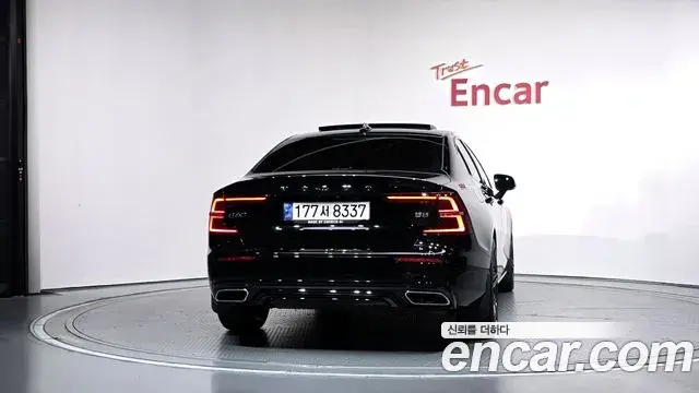 Volvo S60 2022 — ფოტო 1/20