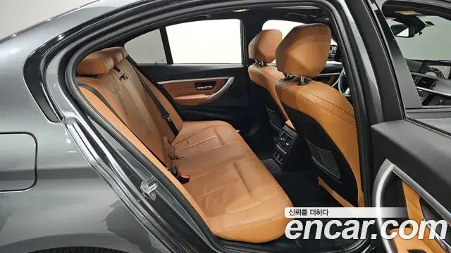BMW 3 Series 2018 — Фото 12/20
