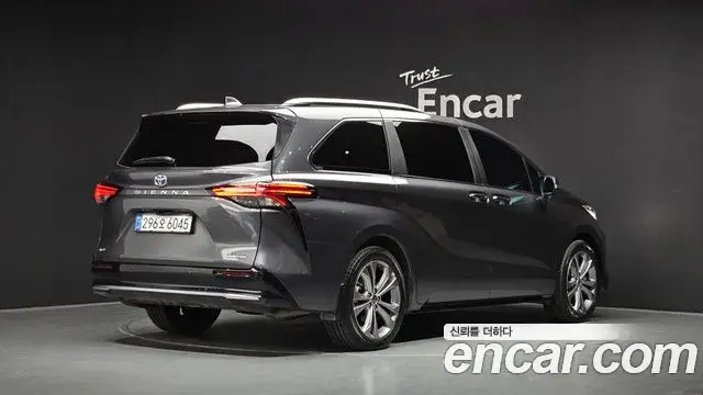 Toyota Sienna 2025 — ფოტო 1/39