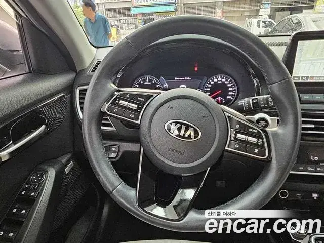 Kia Seltos 2021 — Фото 14/19