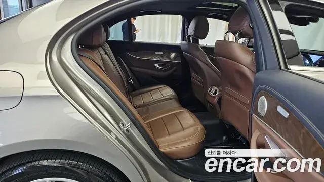 Mercedes-Benz E-Class 2021 — Фото 11/20