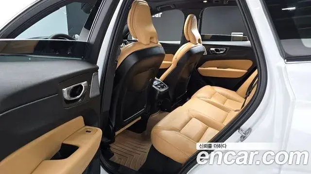 Volvo XC60 2024 — Фото 10/20