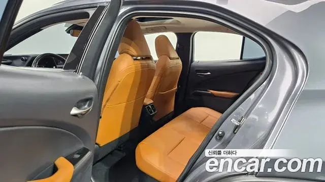 Lexus UX250h 2021 — Фото 11/20