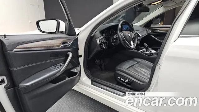 BMW 5 Series 2018 — Фото 10/20