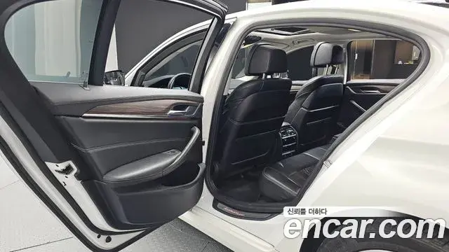 BMW 5 Series 2018 — Фото 12/20