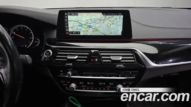 BMW 5 Series 2018 — Фото 15/20