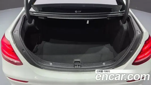 Mercedes-Benz E-Class 2020 — Фото 19/20