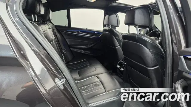 BMW 5 Series 2019 — Фото 19/20