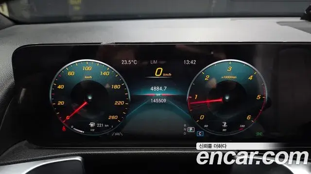 Mercedes-Benz GLB-Class 2021 — Фото 8/20