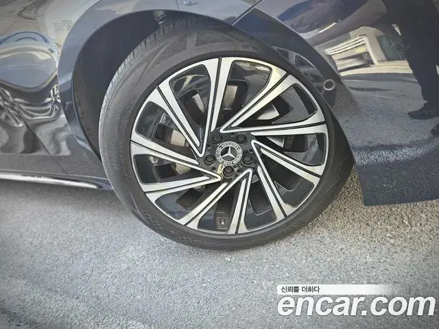 Mercedes-Benz E-Class 2024 — Фото 15/16