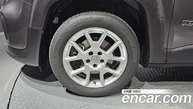 Jeep Renegade 2021 — ფოტო 16/20