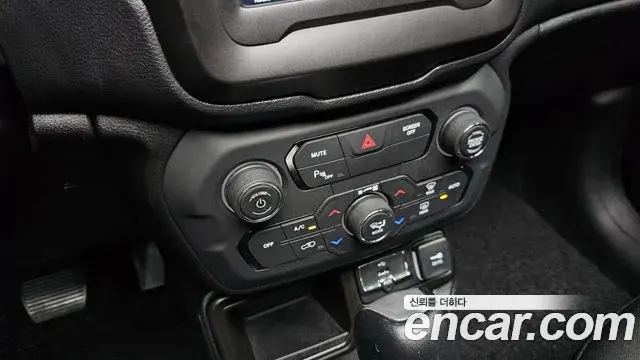 Jeep Renegade 2021 — ფოტო 18/20