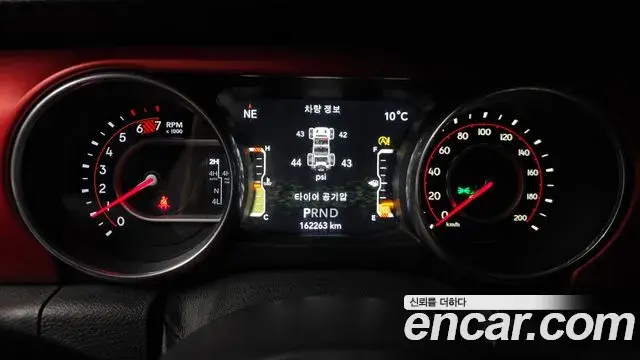 Jeep Wrangler 2018 — Şəkil 12/20