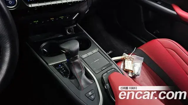 Lexus UX250h 2022 — Şəkil 18/20