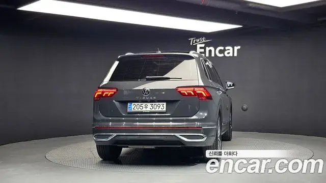 Volkswagen Tiguan 2021 — Photo 18/20
