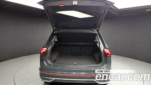 Volkswagen Tiguan 2021 — Photo 6/20