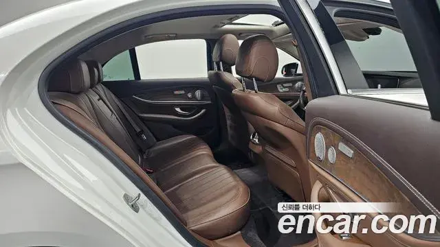 Mercedes-Benz E-Class 2018 — Şəkil 12/20