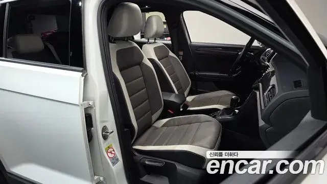 Volkswagen T-Roc 2021 — ფოტო 18/20