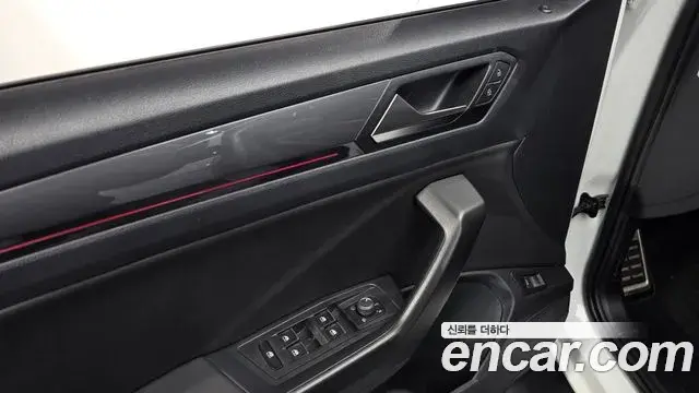 Volkswagen T-Roc 2021 — ფოტო 16/20