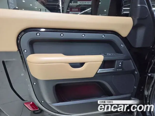 Land Rover Defender 2025 — Фото 16/20
