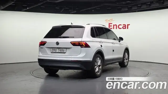 Volkswagen Tiguan 2018 — Şəkil 19/20