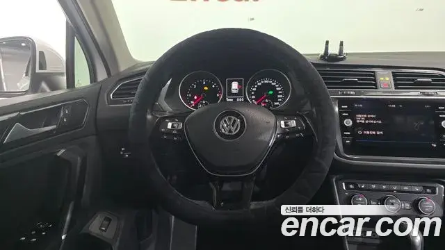 Volkswagen Tiguan 2018 — Şəkil 14/20