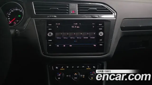 Volkswagen Tiguan 2018 — Şəkil 13/20