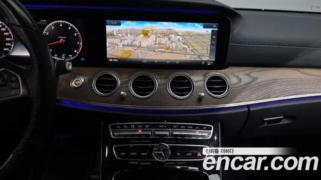 Mercedes-Benz E-Class 2018 — Photo 5/20