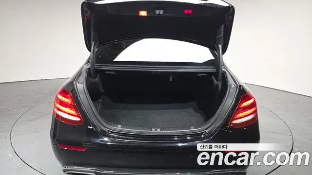 Mercedes-Benz E-Class 2018 — Photo 19/20