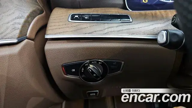 Mercedes-Benz E-Class 2018 — Şəkil 17/20
