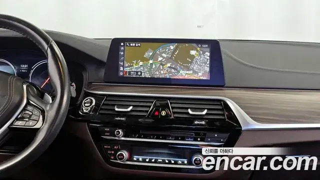 BMW 5 Series 2018 — Фото 14/20