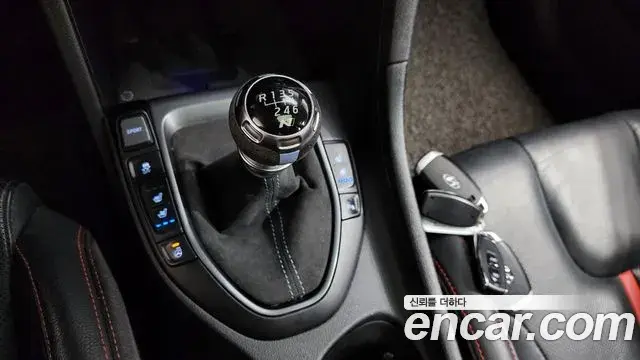 Hyundai Veloster 2018 — Photo 9/20